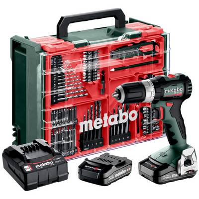 Metabo sladdlös borrmaskin med två batterier, laddare och ett rött bärbärfodral fyllt med bor- och skruvmejselbitar.