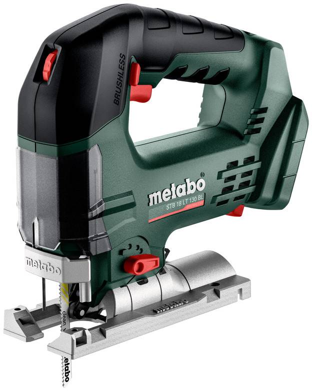 Trådlös Metabo-sticksåg med blad och metallbaskoplatta, visad i sidovy på en vit bakgrund.