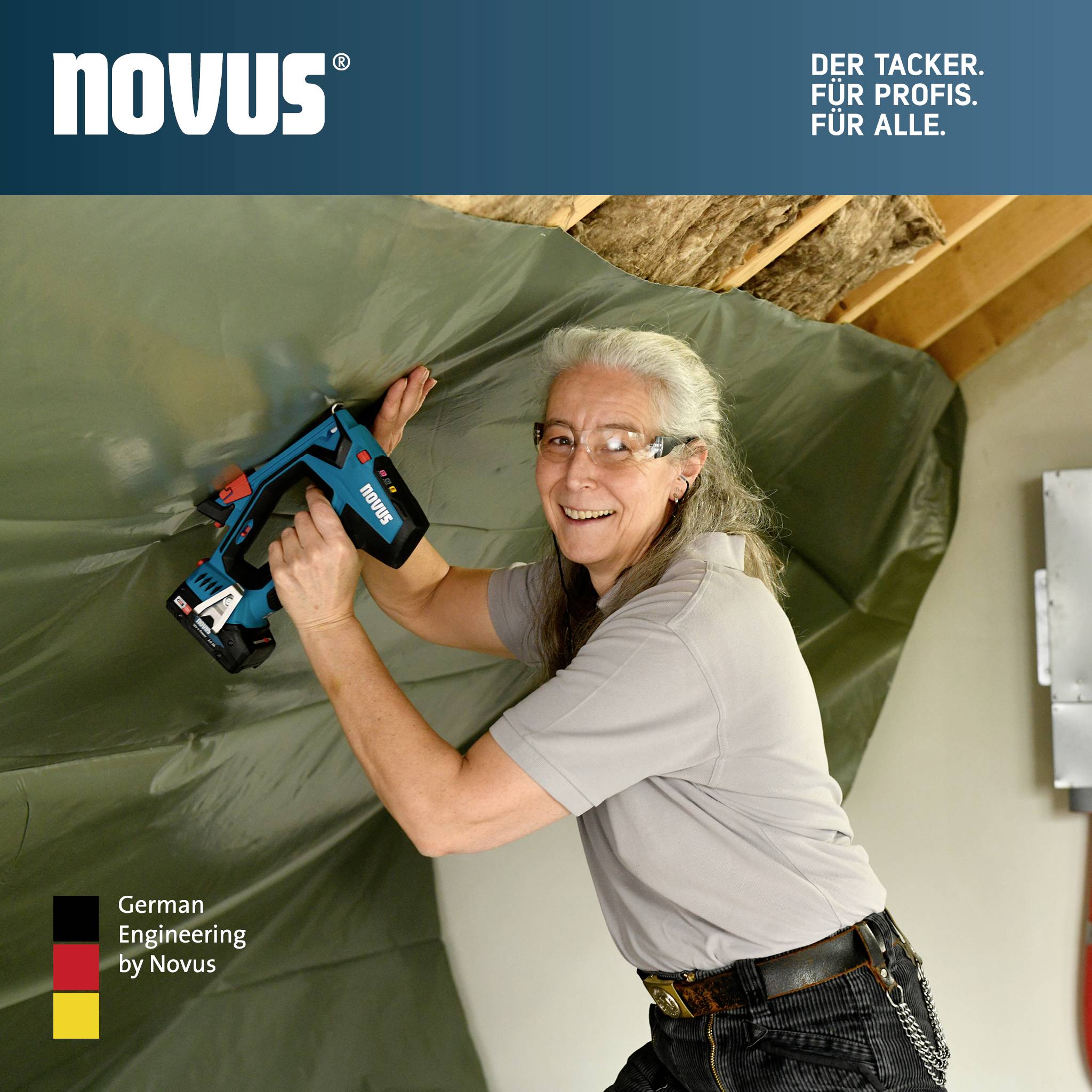En person använder en blå häftpistol mot en grön presenning. Högst upp står orden 'novus' och 'Häftpistolen. För proffs. För alla.'.