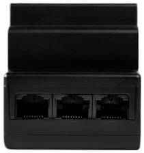 En svart nätverks-switch med tre Ethernet-portar.