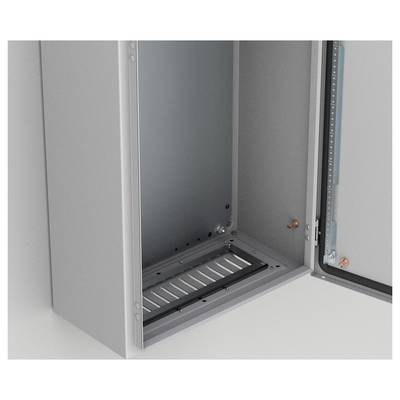 Ett öppnat metalliskt elskåp med ventilationsöppningar längst ner. Bilden visar skåpets insida och struktur.