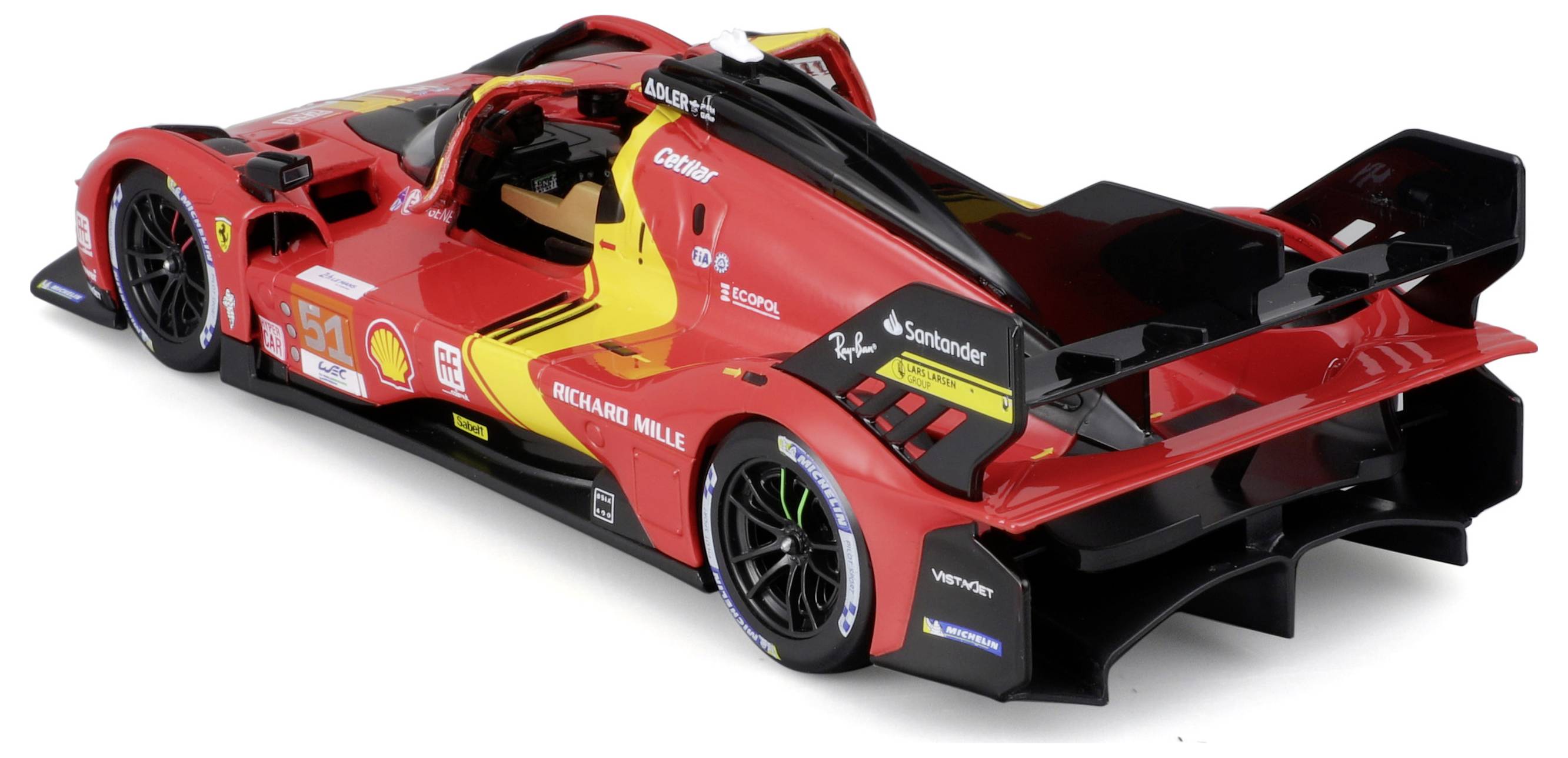 En röd racerbilsmodell med diverse sponsorlogotyper, däribland 'Shell' och 'Santander'. Bilen har en iögonfallande bakre vinge.