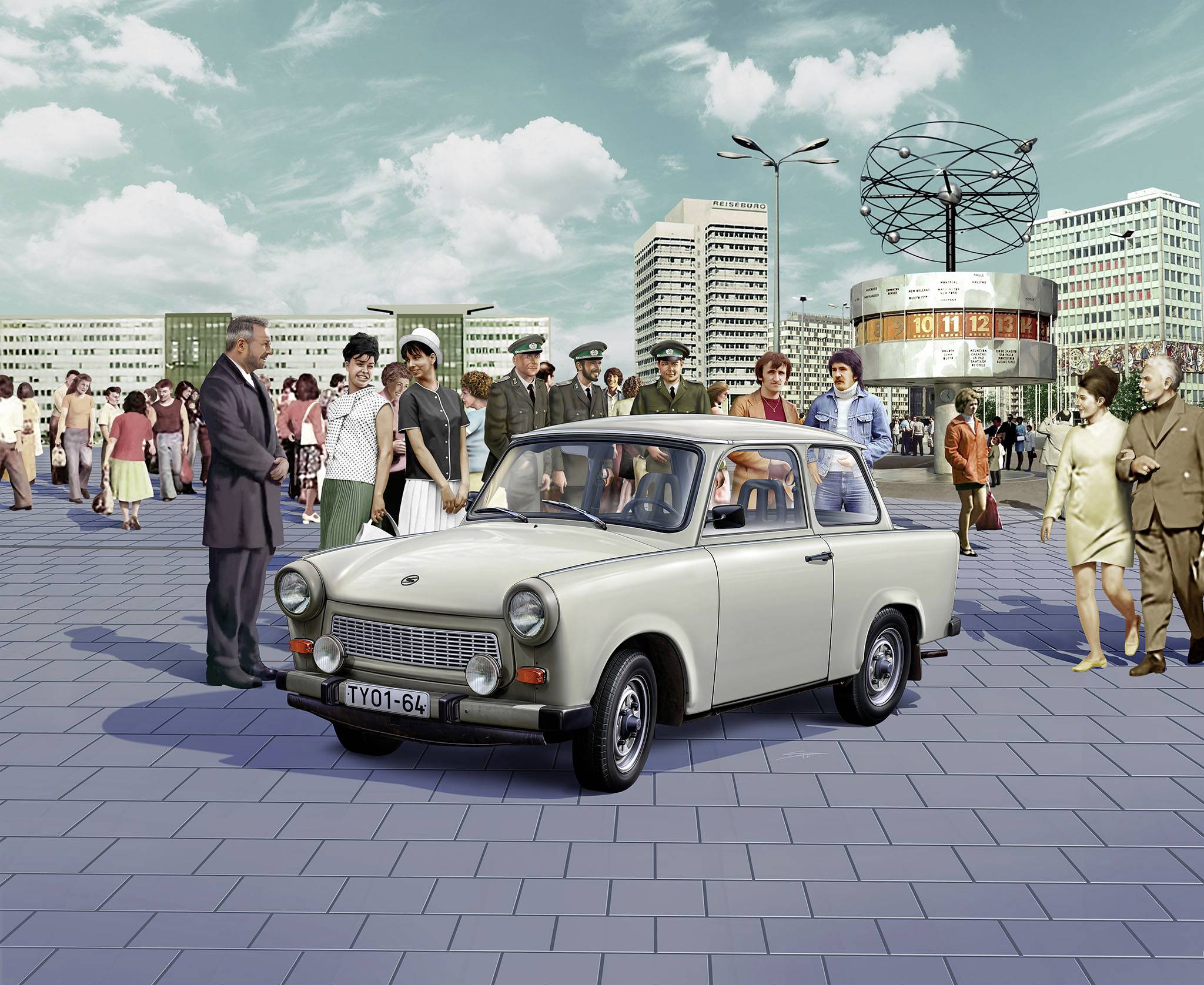 En Trabant-bil står på en plats i DDR, omgiven av människor och modernistiska byggnader, däribland en världstidsklocka.