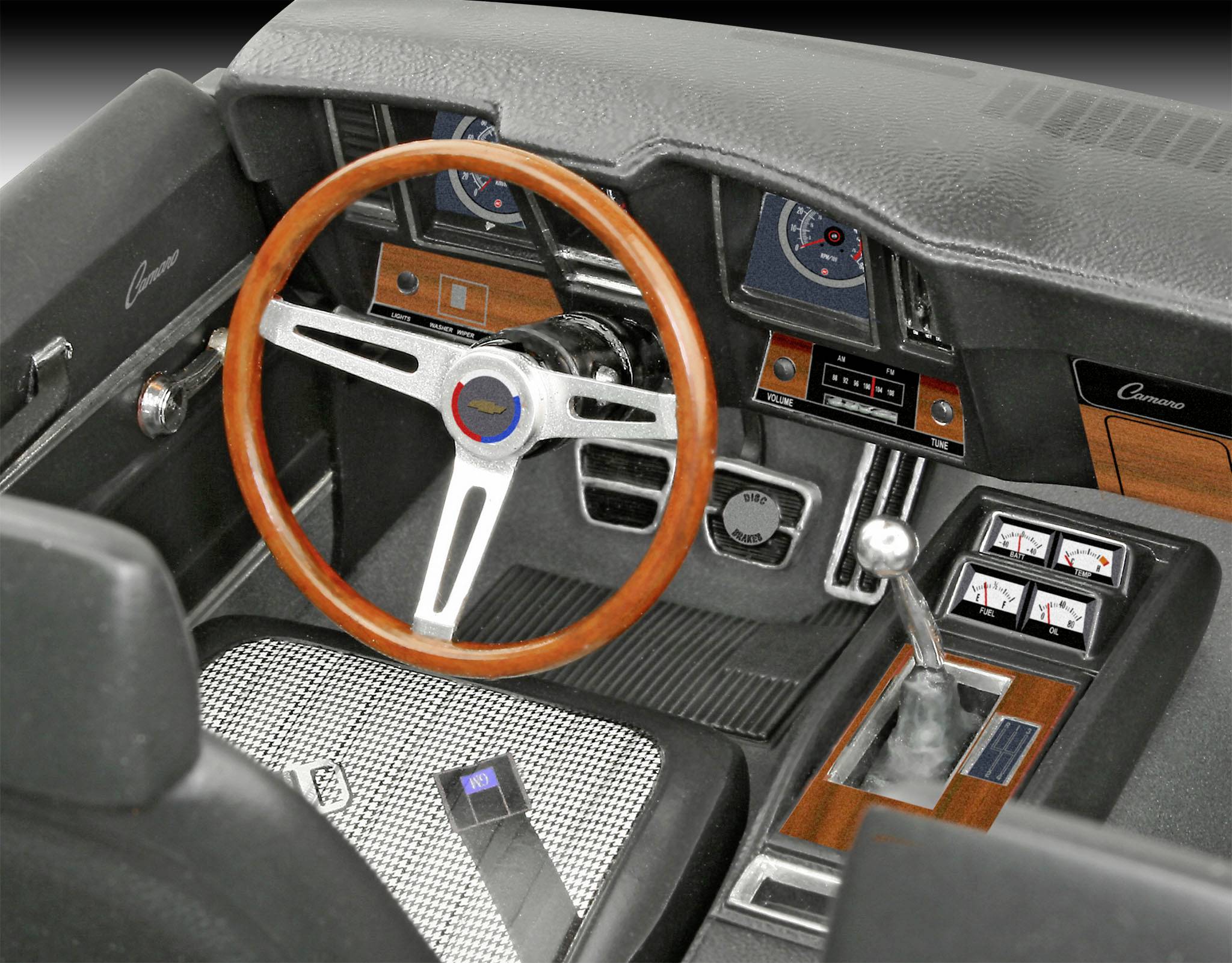 Interiören i en klassisk bil med trätrissa, växelspak och instrumentbräda med analoga mätare och knappar.