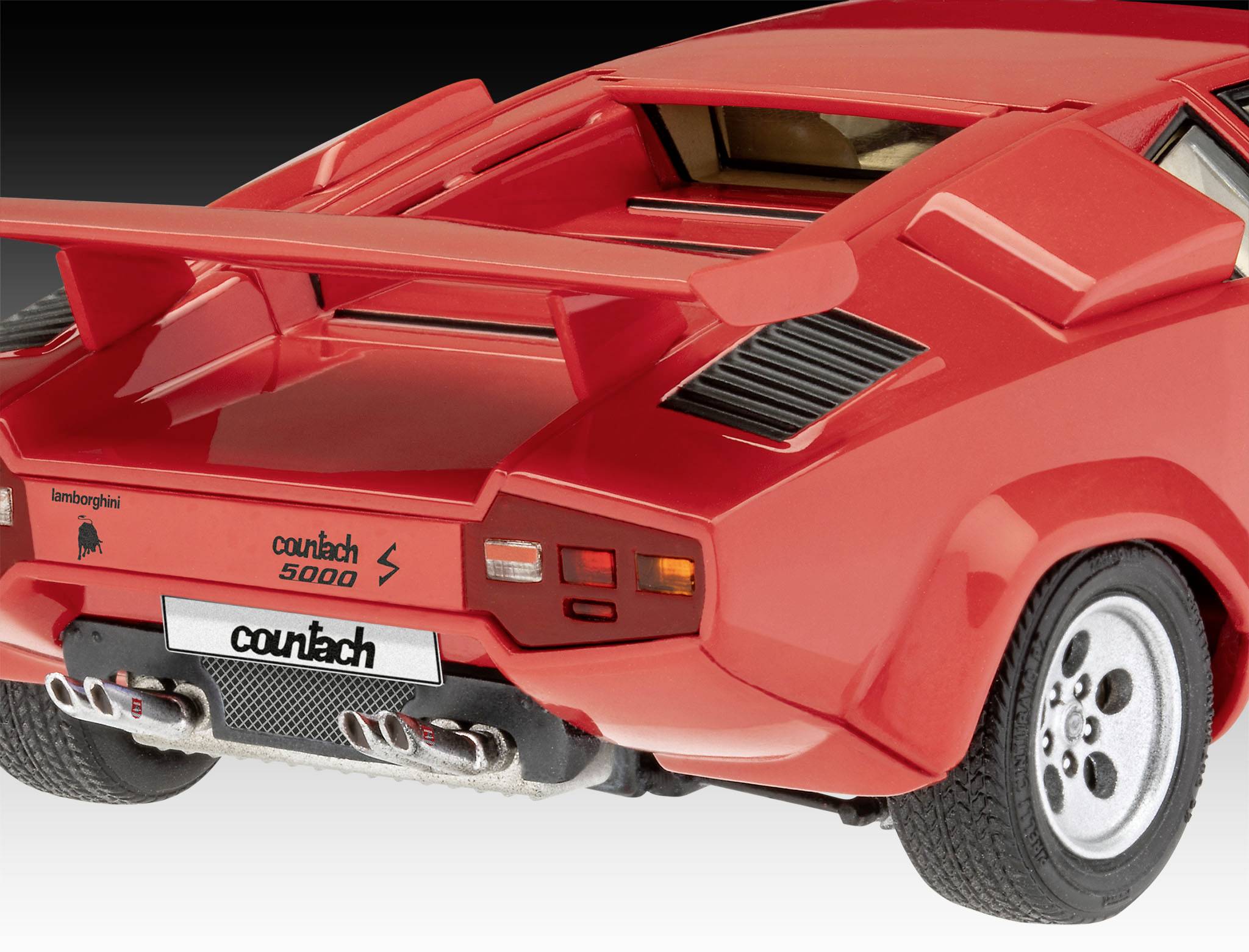 En röd sportbil med stor bakre vinge; modell 'Countach 5000'. Bakifrån syns karakteristiska bakljus och luftintag.