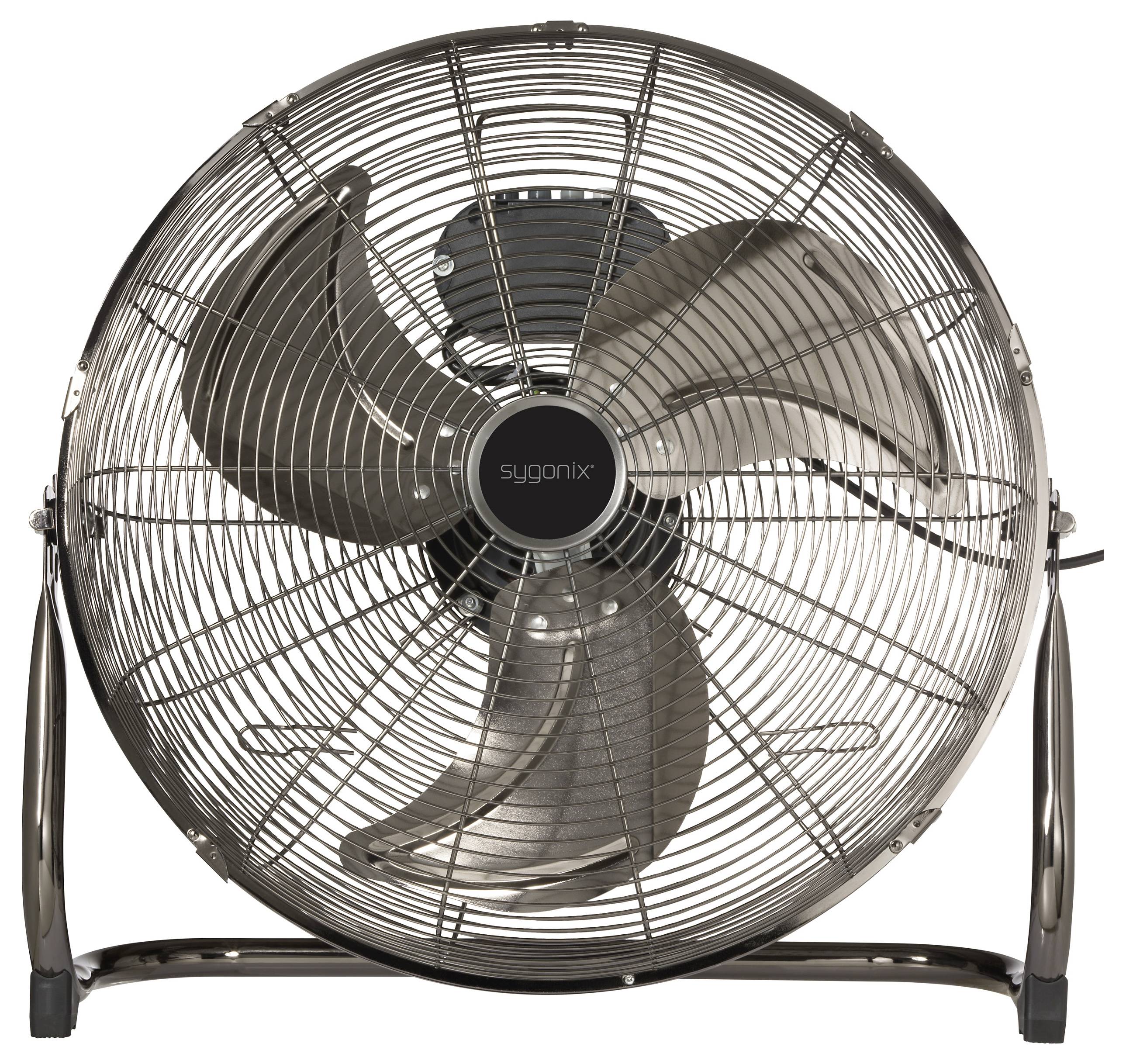 En stor, metallisk golvfläkt med tre vingar som är placerade bakom ett skyddsgaller.