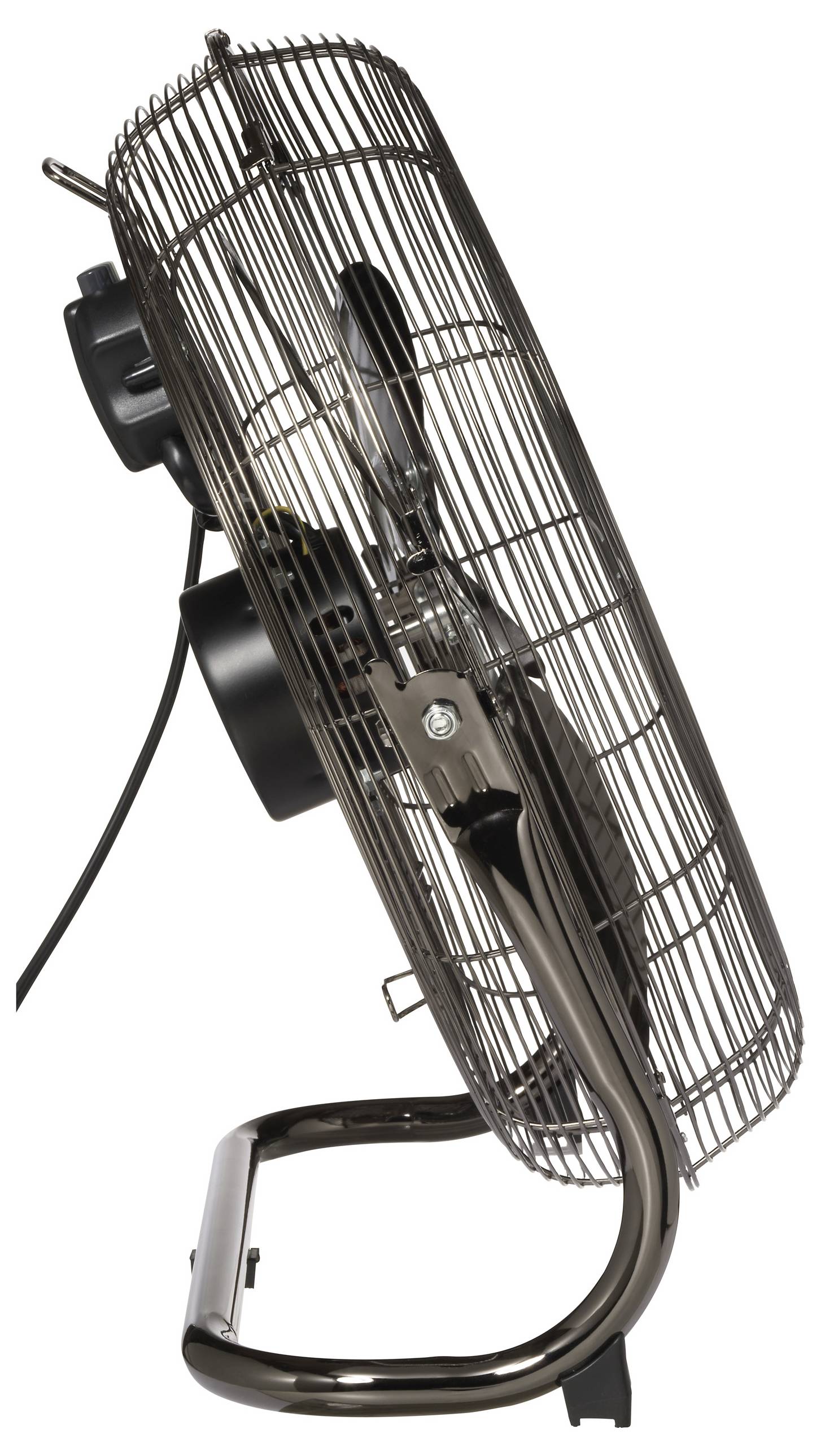 En sidledes betraktad metallicfläkt på ett metallstativ med svart nätkabel.