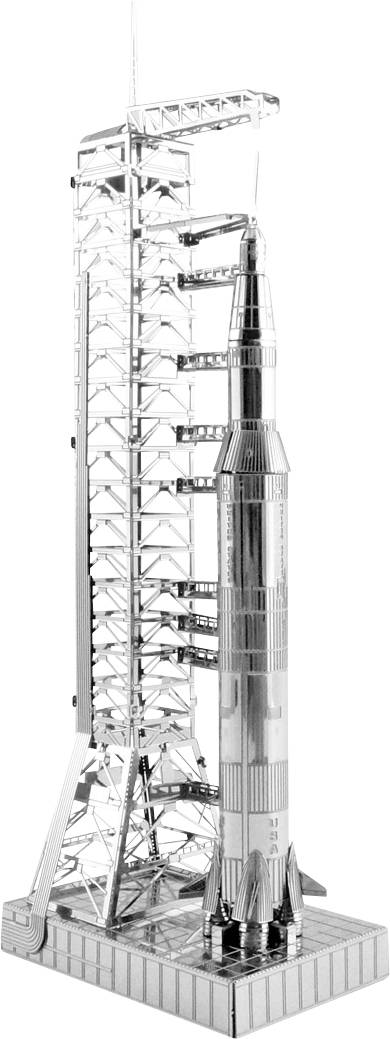 En silvermetallmodell av en raket på en startplatta som visar detaljerade strukturer och synliggör designens storlek och komplexitet.
