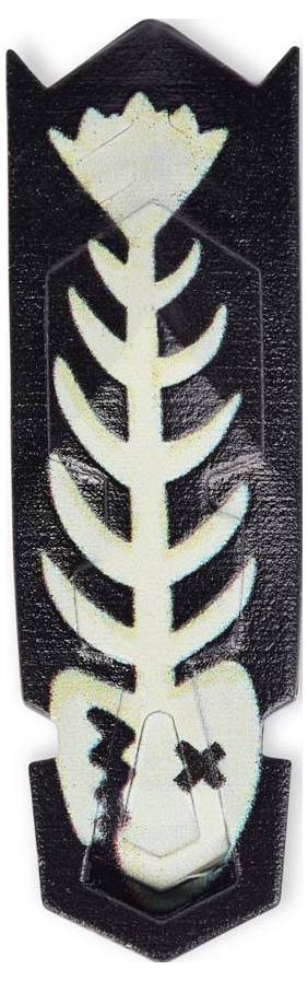 En rektangulär design på svart bakgrund visar ett stiliserat fiskben med blommiga element som löper vertikalt.