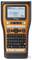Handhållen etikettskrivare med orange, ergonomiskt hölje. Stort display visar 'PT-E560BT'. Tangentbord nedtill med navigationsknappar.