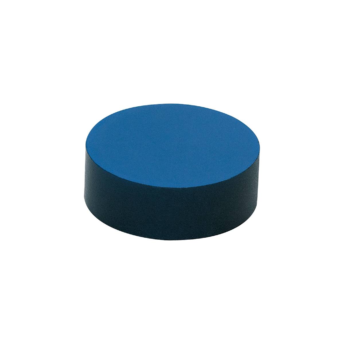 En blå ishockeypuck framför en svart bakgrund.