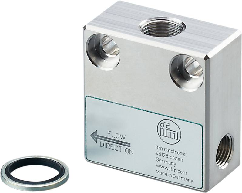 Riktningspil för "Flödesriktning" på rektangulär metallblock med två öppningar. Produkt från ifm electronic, 45128 Essen, Tyskland.
