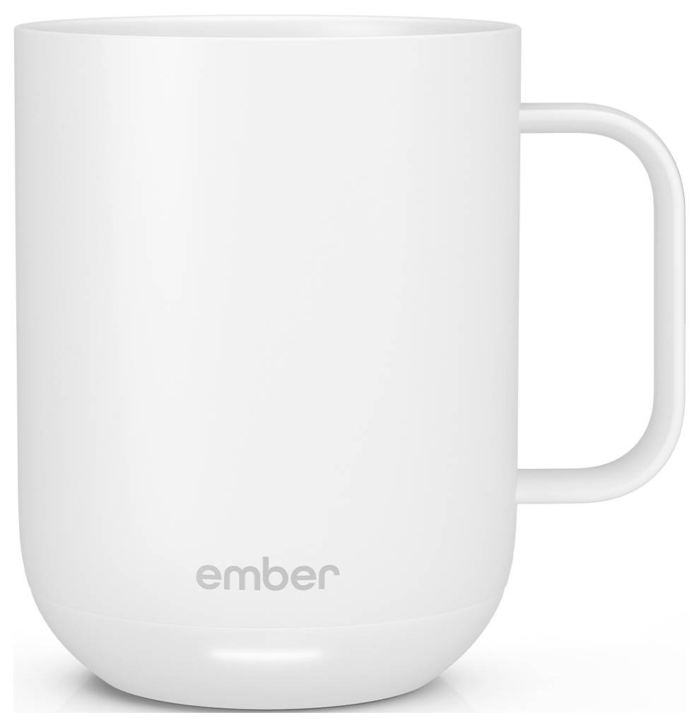Vit mugg med handtag, minimalistiskt designad. På framsidan finns texten 'ember'.