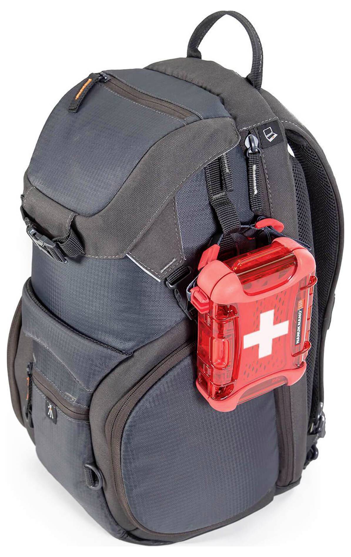 En grå ryggsäck med en röd första hjälpen-kit fäst på utsidan. Perfekt för utomhusaktiviteter eller resor.