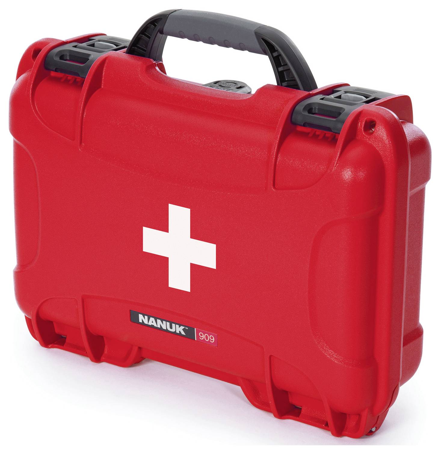 Röd första hjälpen-låda med vitt kors och svart handtag, färdig för transport av medicinsk akututrustning.