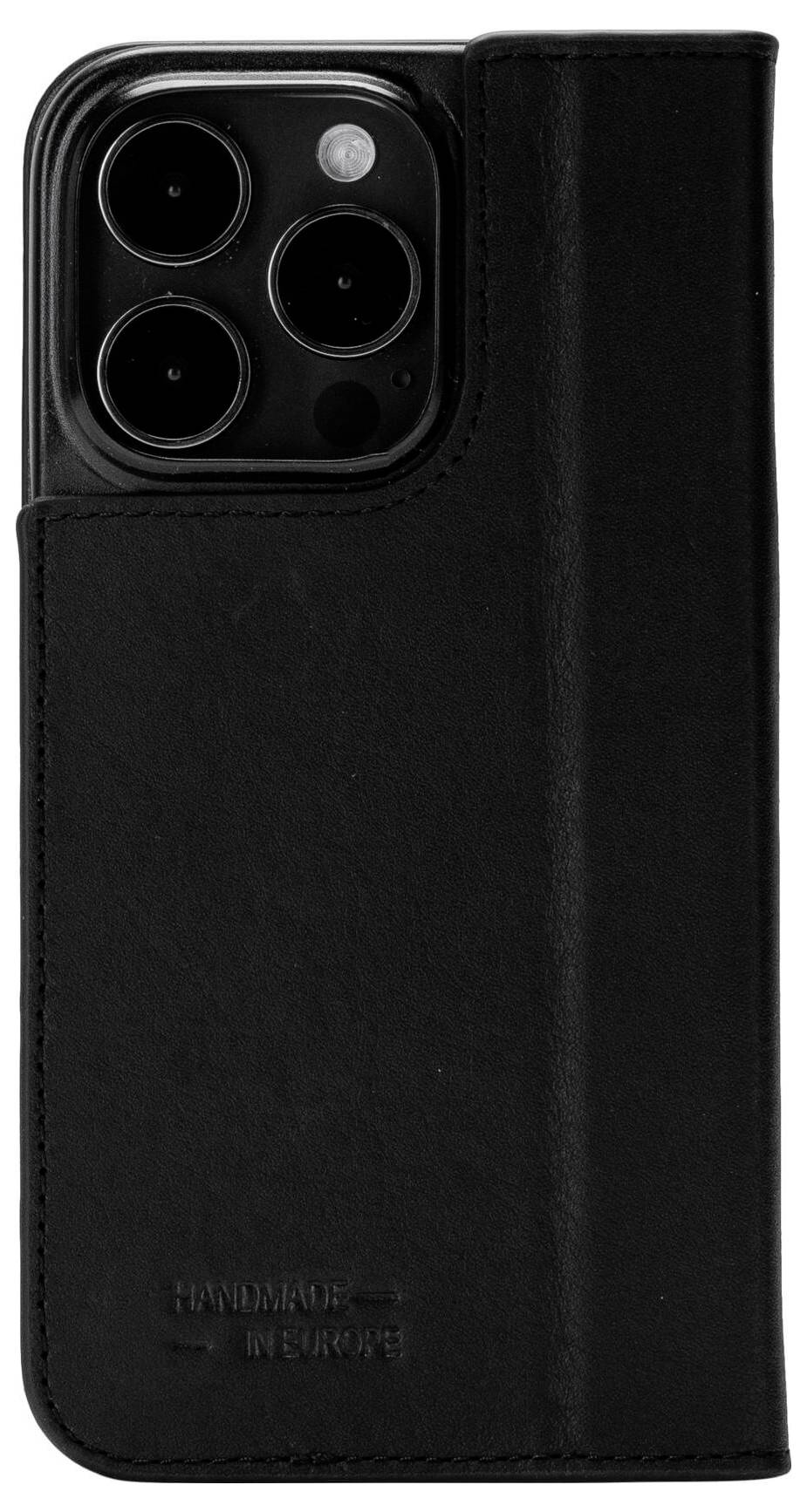 Svart mobiltelefon med läderfodral där 'Handmade in Europe' är präglat. Baksidan visar tre kameralinser.