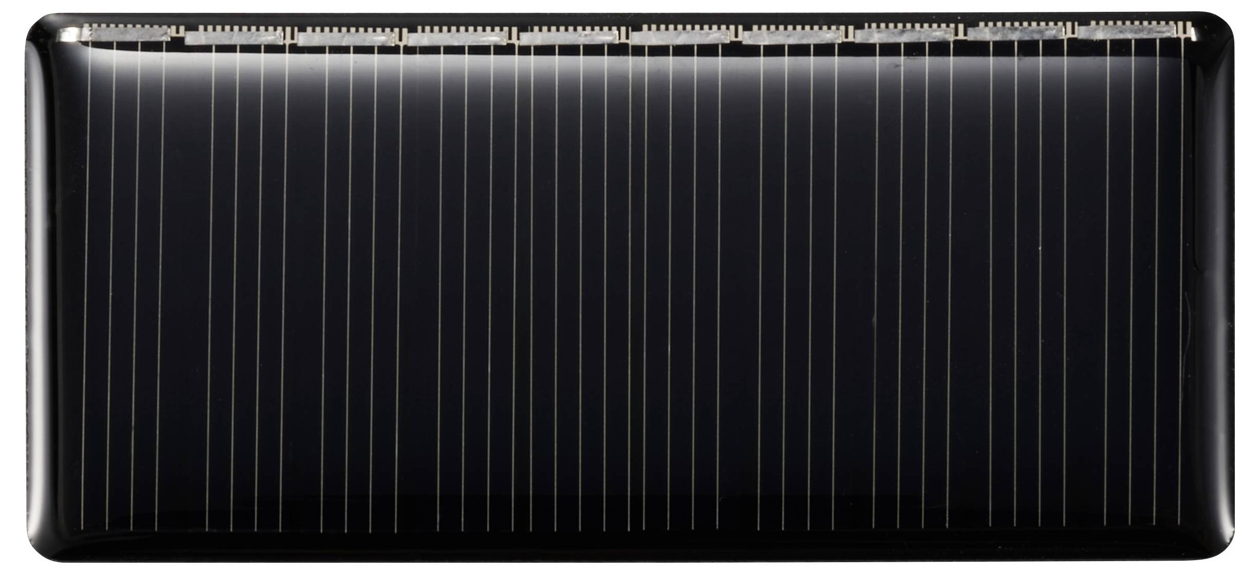 Ett enstaka, rektangulärt solpanel med mörk yta och fina vertikala linjer, återgivet i närbild.