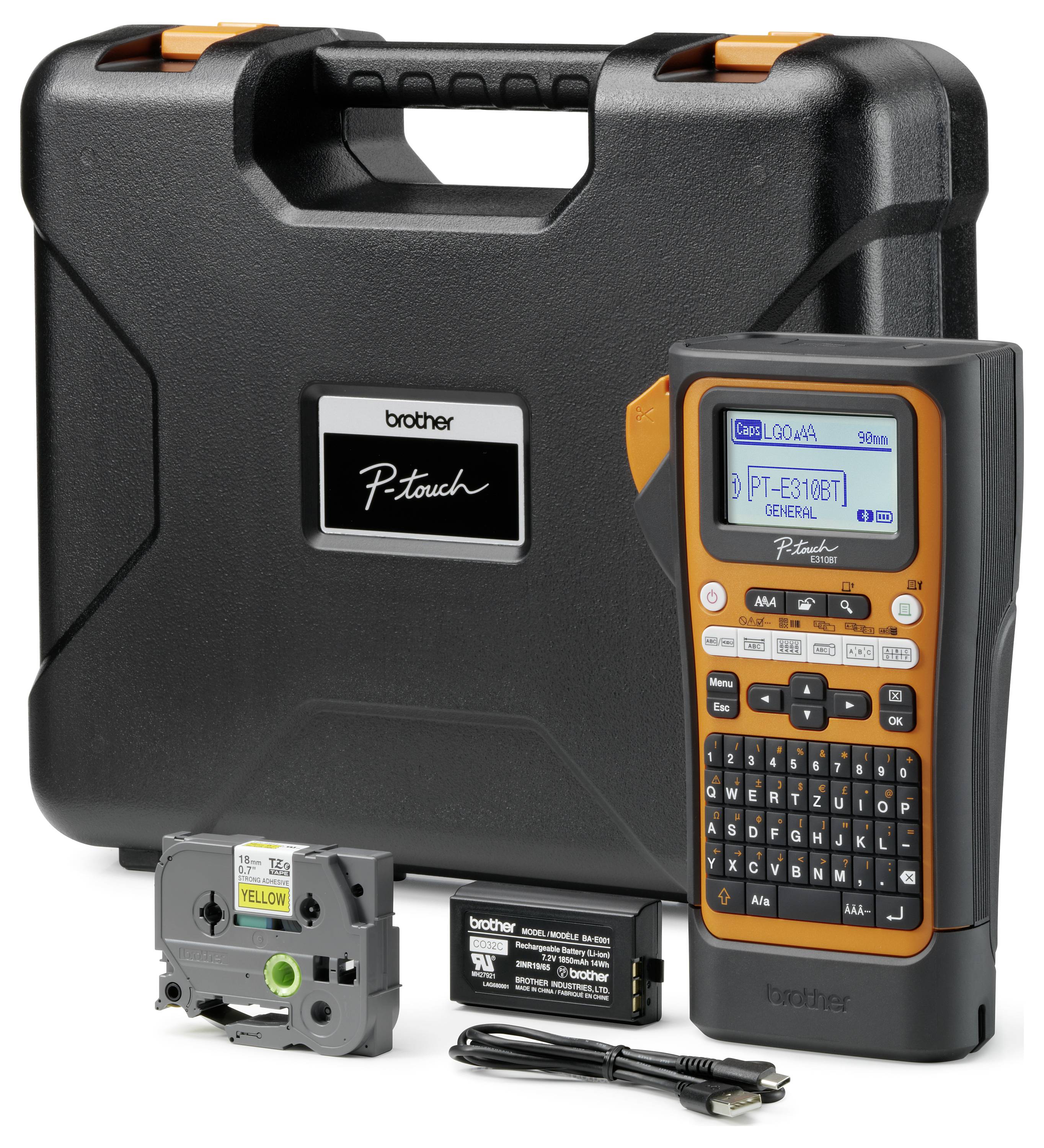 Etikettskrivare-set med orange-svart handenhet, stängd svart väska, nätadapter, USB-kabel och märkbandskassett.