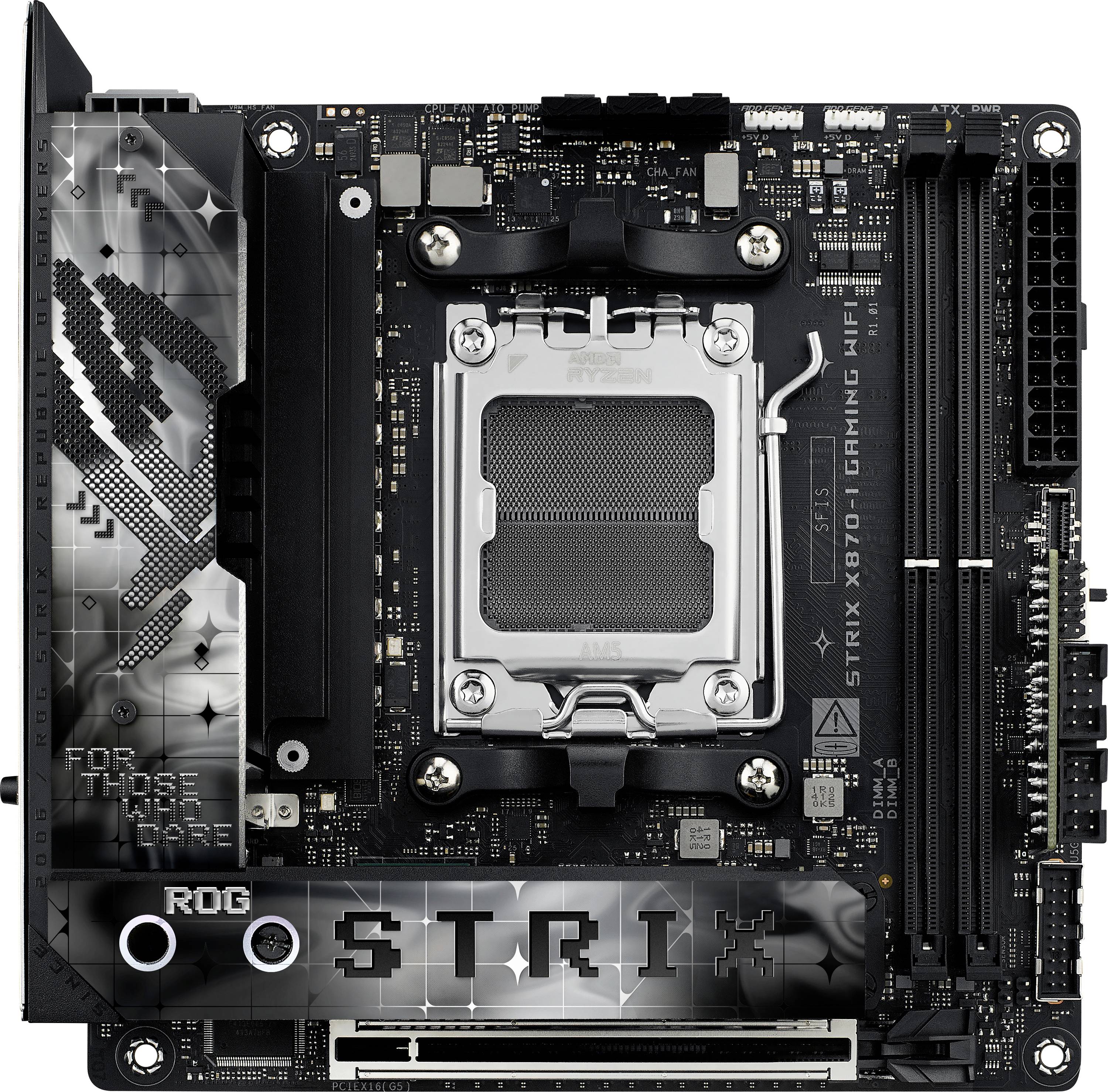 'ROG Strix X670E-I Gaming WiFi' moderkort sett ovanifrån, visar CPU-socket, RAM-platser och integrerade komponenter.