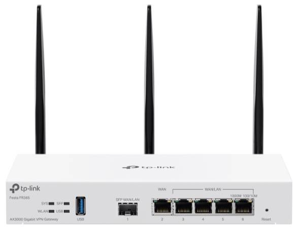 En vit TP-Link-router med tre antenner och flera Ethernet-portar, lämplig för Gigabit VPN-anslutningar.
