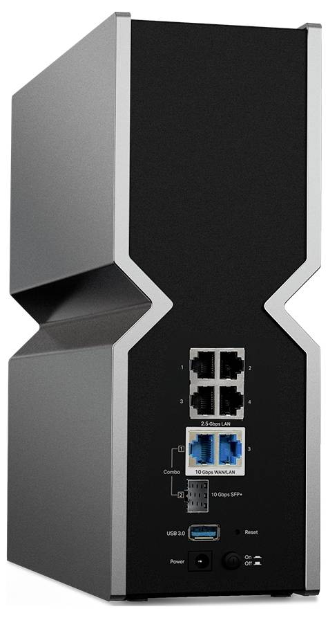 Servertornet visar flera nätverksanslutningar och en USB 3.0-port på baksidan, lämplig för datalagring och dataöverföring.