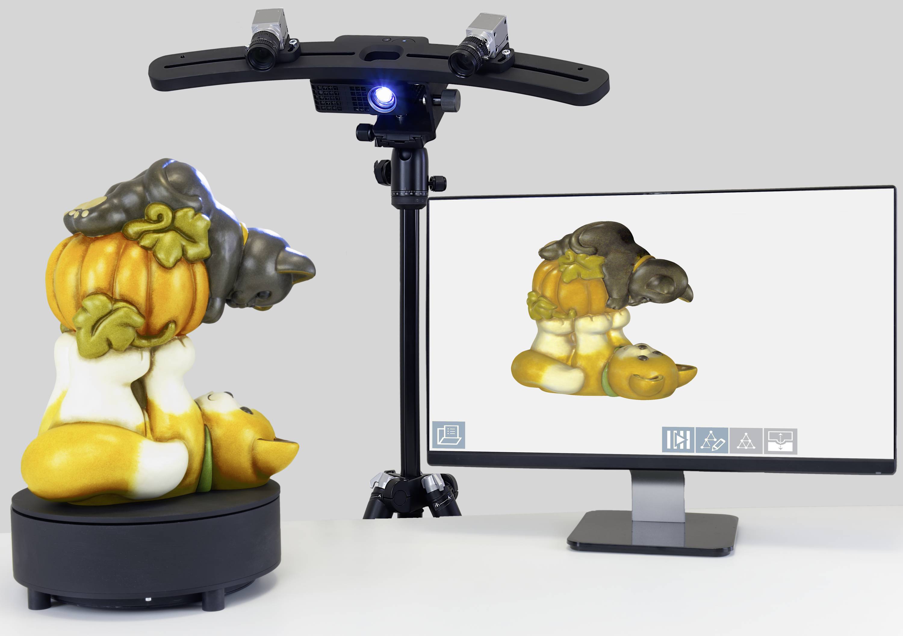 En 3D-skanner registrerar en lerkruka med en svart katt på. Bilden visar skanningsprocessen på en skärm.