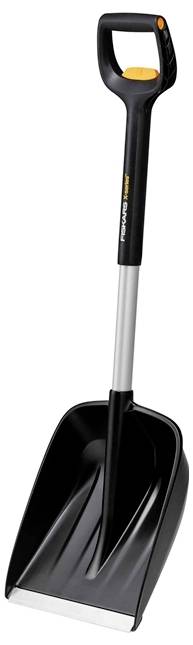 Svart snöskyffel med ergonomiskt handtag och bred plastskiva för effektiv snöröjning.