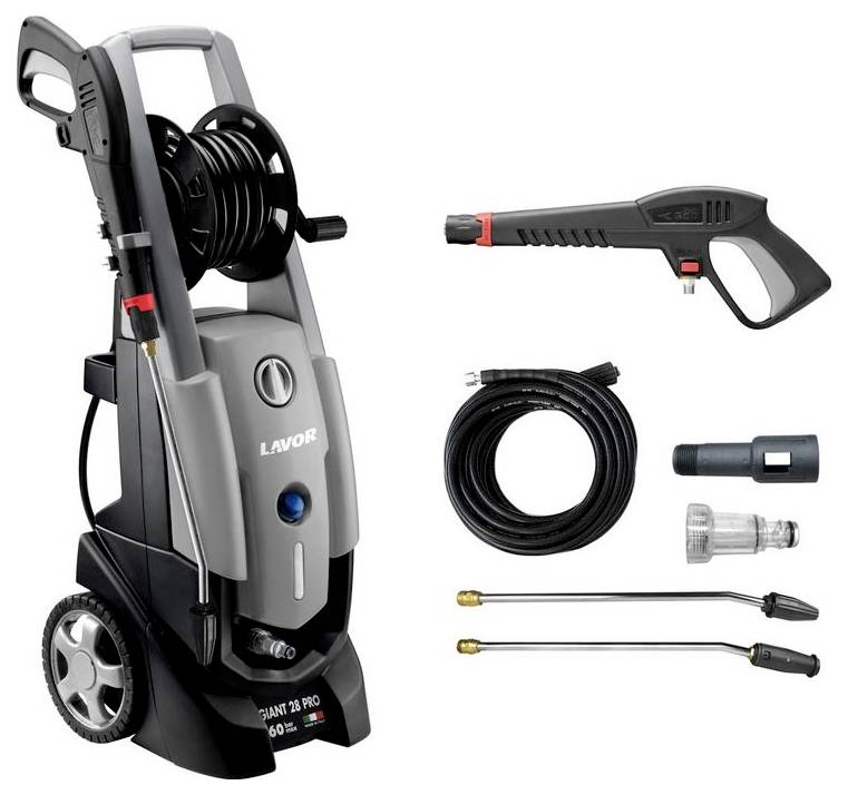 En högtryckstvätt med hjul, sprutlans, munstycke, vattenslang och tillbehör. Modell: Lavor Giant 28 Pro.