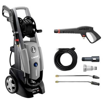 En högtryckstvätt med hjul, sprutlans, munstycke, vattenslang och tillbehör. Modell: Lavor Giant 28 Pro.