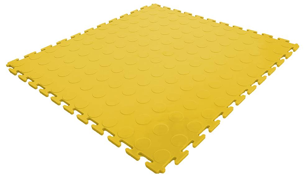 Gul, kvadratisk plastmatta med cirkelformade upphöjningar som är utformade för att gripa in i varandra. Den visar en pussel-liknande kant.