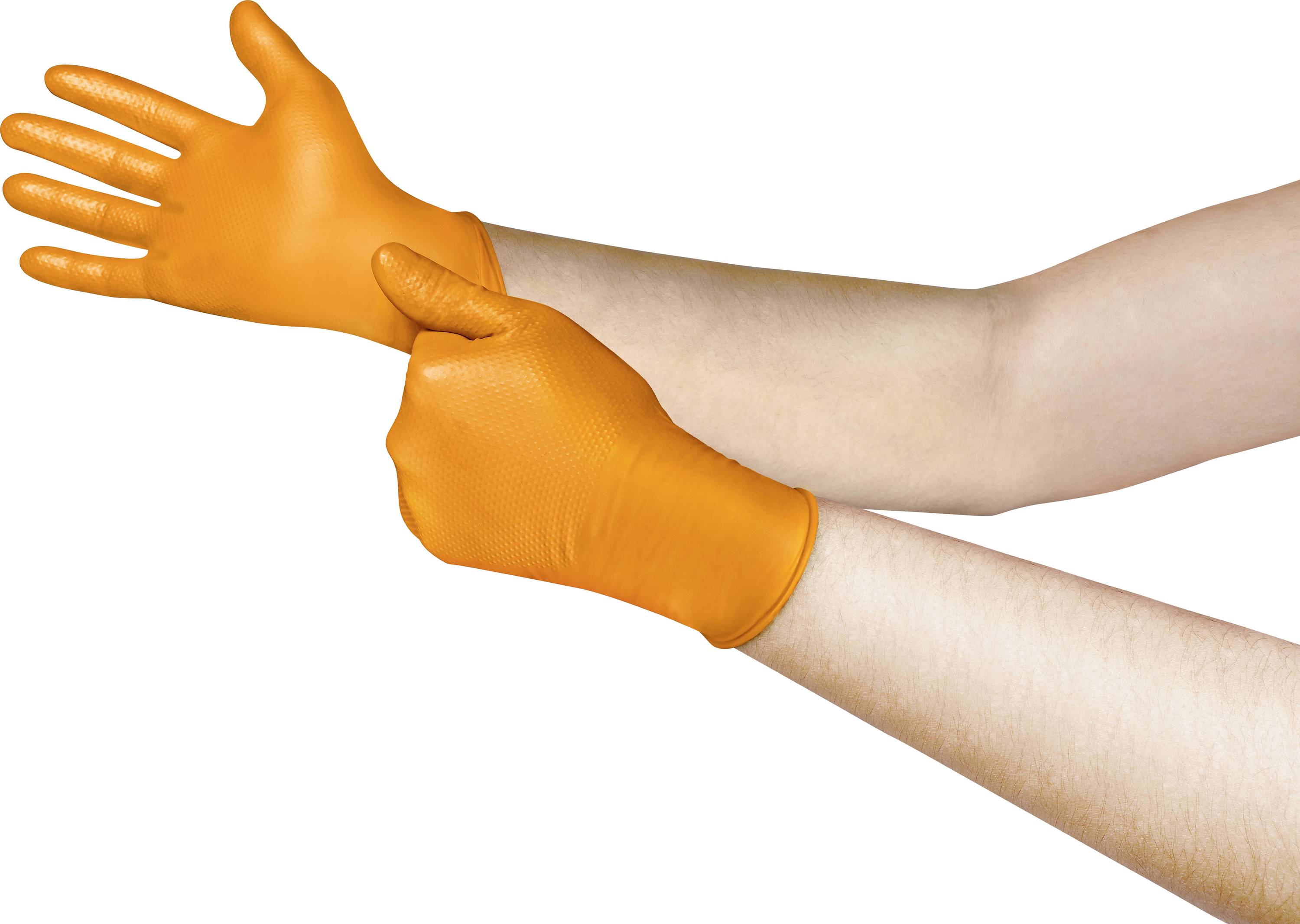 En person tar på sig en orangefärgad engångshandske på ena handen.