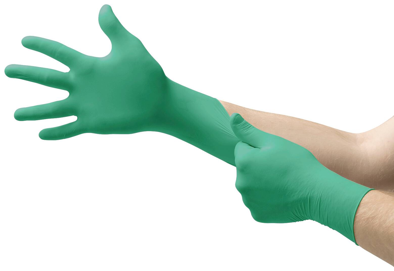 En person tar på sig en grön engångshandske. Den andra handen håller handskens öppning öppen, medan tummen på den påtagna handsken är synlig.