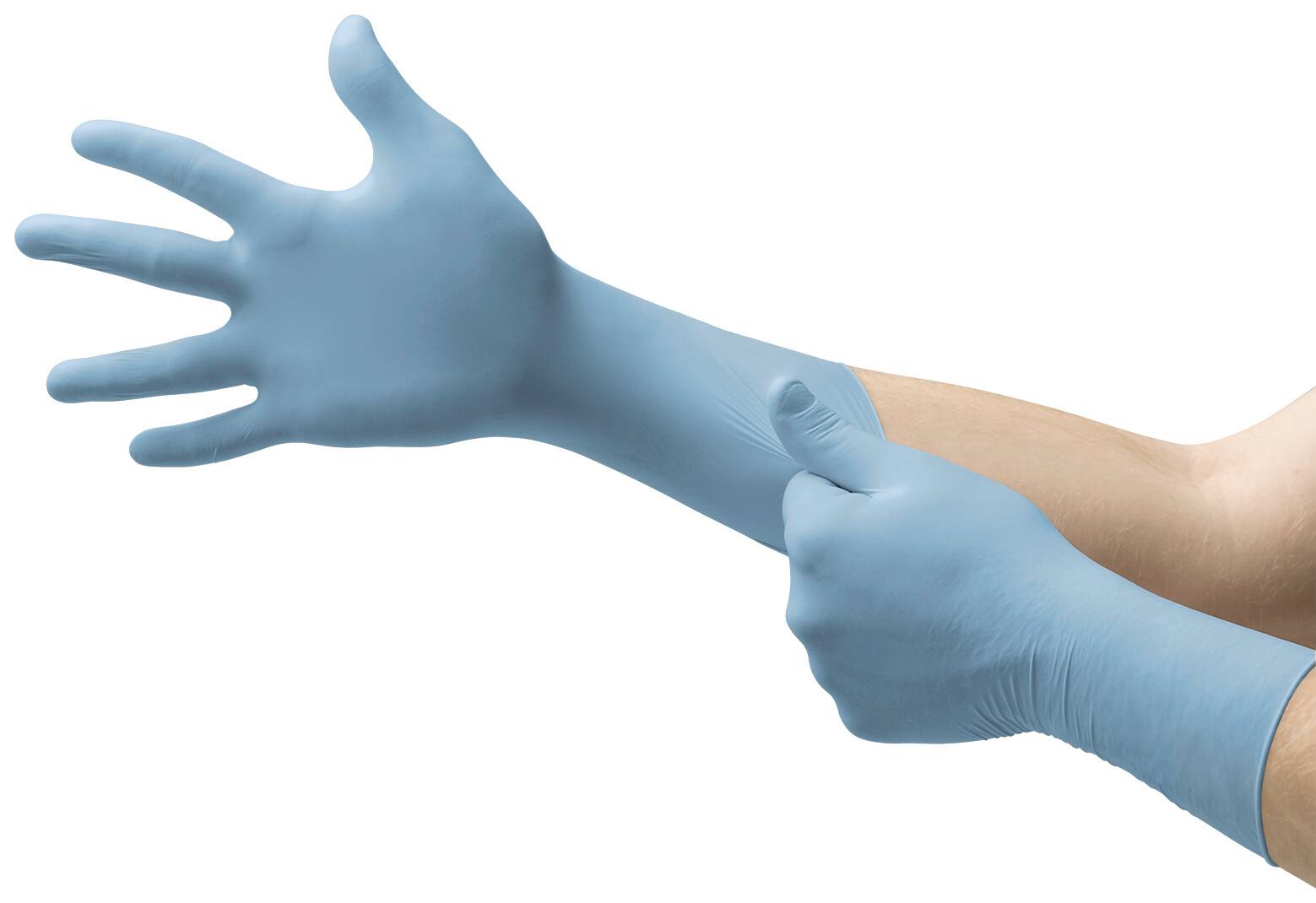 En person tar på sig blå engångshandskar, redo för en uppgift som kräver hygien eller skydd.