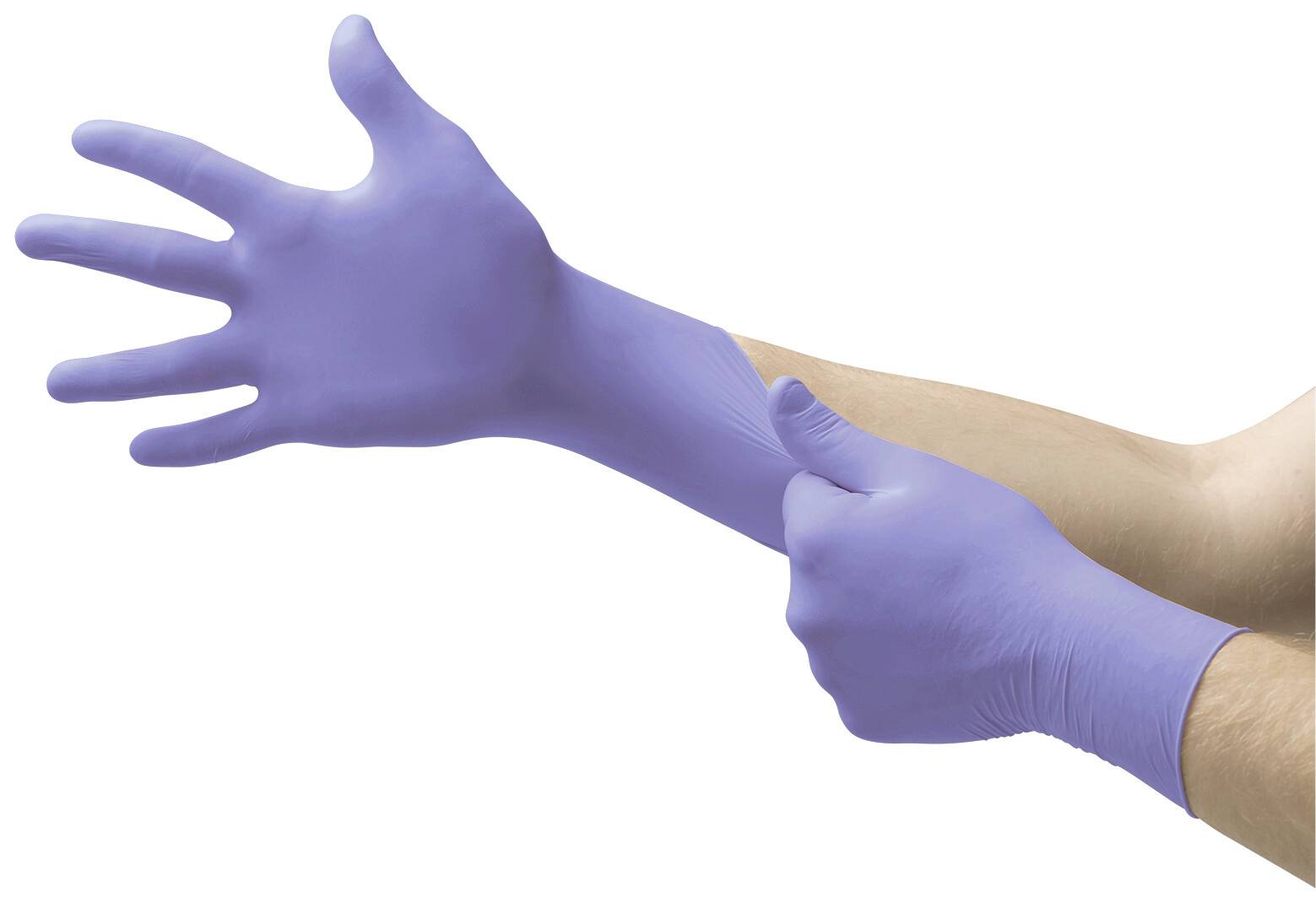 En person drar på sig en lila engångshandske på sin högra hand, där vänsterhandsken redan är påtagen.