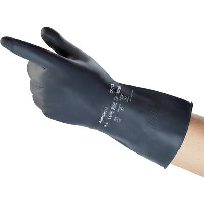 En svart skyddshandske bärs på en hand. Handsken visar symboler och certifieringar för säkerhet.