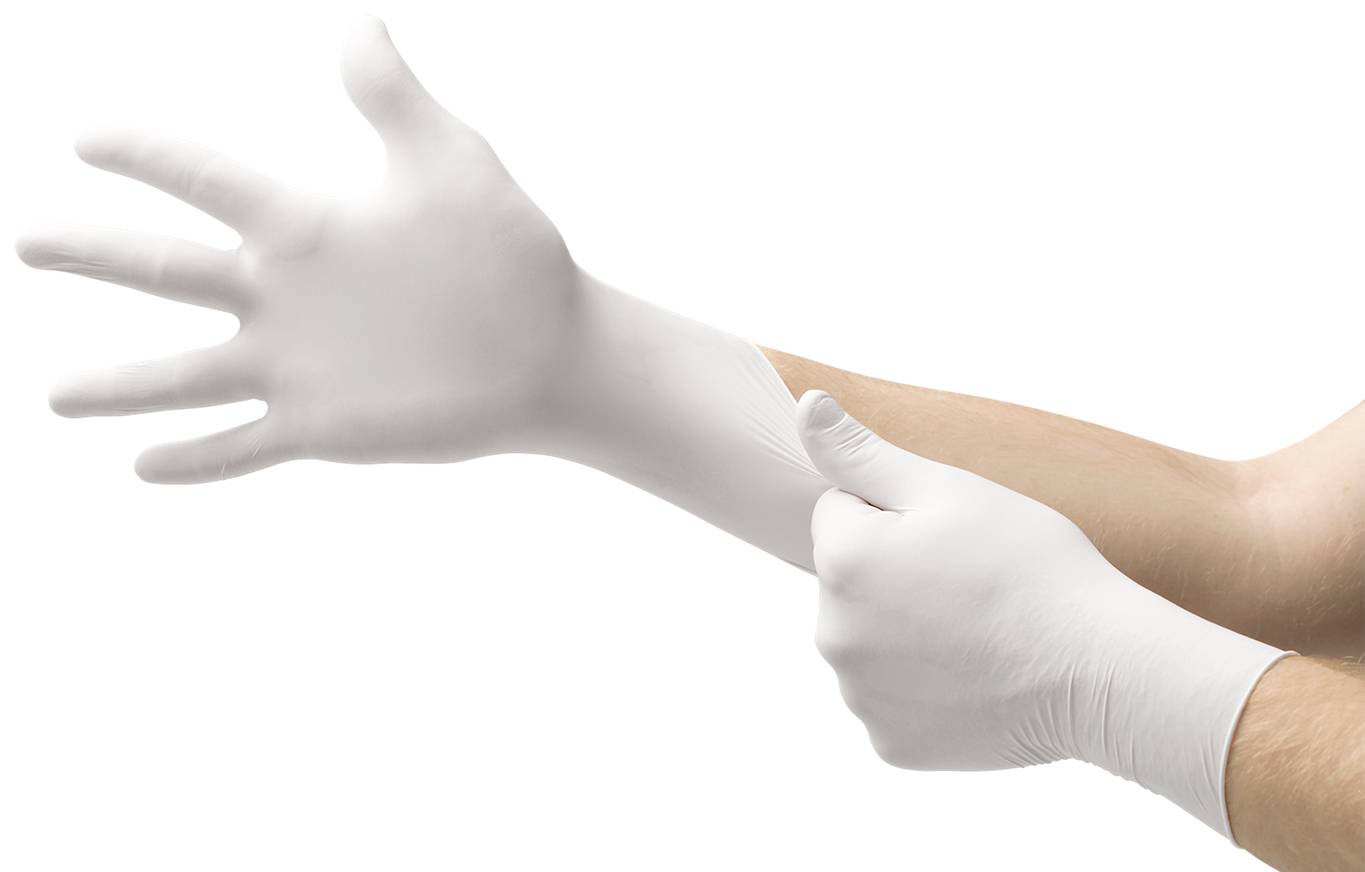 Närbild av händer som tar på vita engångshandskar visar förberedelse för hygienåtgärder eller medicinsk verksamhet.