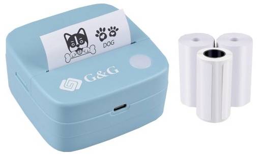 Liten, blå mobil skrivare med en utskrift av ett hundvapen och texten 'DOG'. Bredvid skrivaren ligger tre pappersrullar.