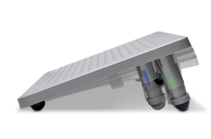 Justerbar fotpall av plast, sedd från sidan, visar en lutande yta med halkfri design och stödjande ben.