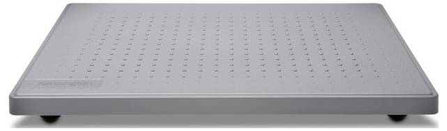 Grå plattform med perforerad yta, något upphöjd på korta ben; används för stabilisering och avkoppling av enheter.