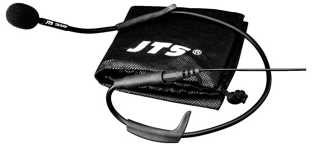 Ett headset-mikrofon med svart kabel och öronbygel ligger på en svart väska där det står 'JTS'.