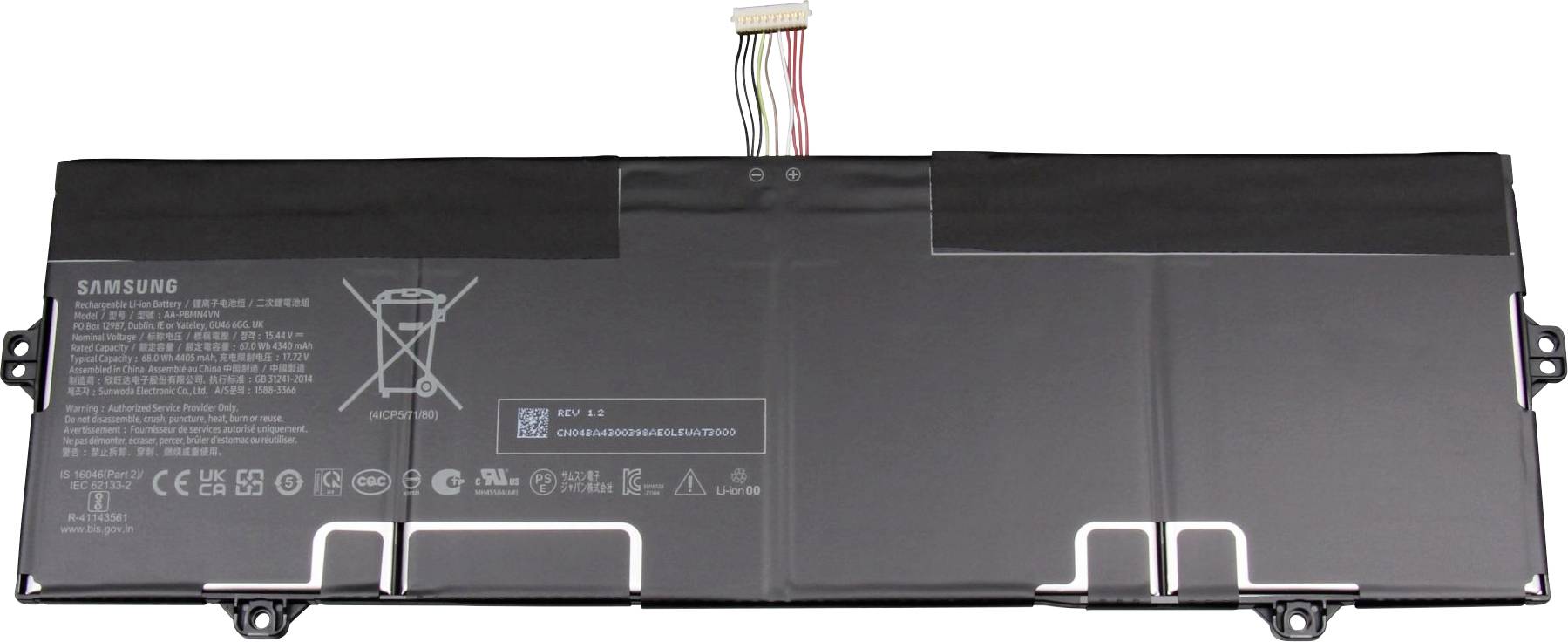En bärbar datorns batteri från Samsung med flera tekniska specifikationer och symboler på ytan. Kabelanslutning synlig överst.