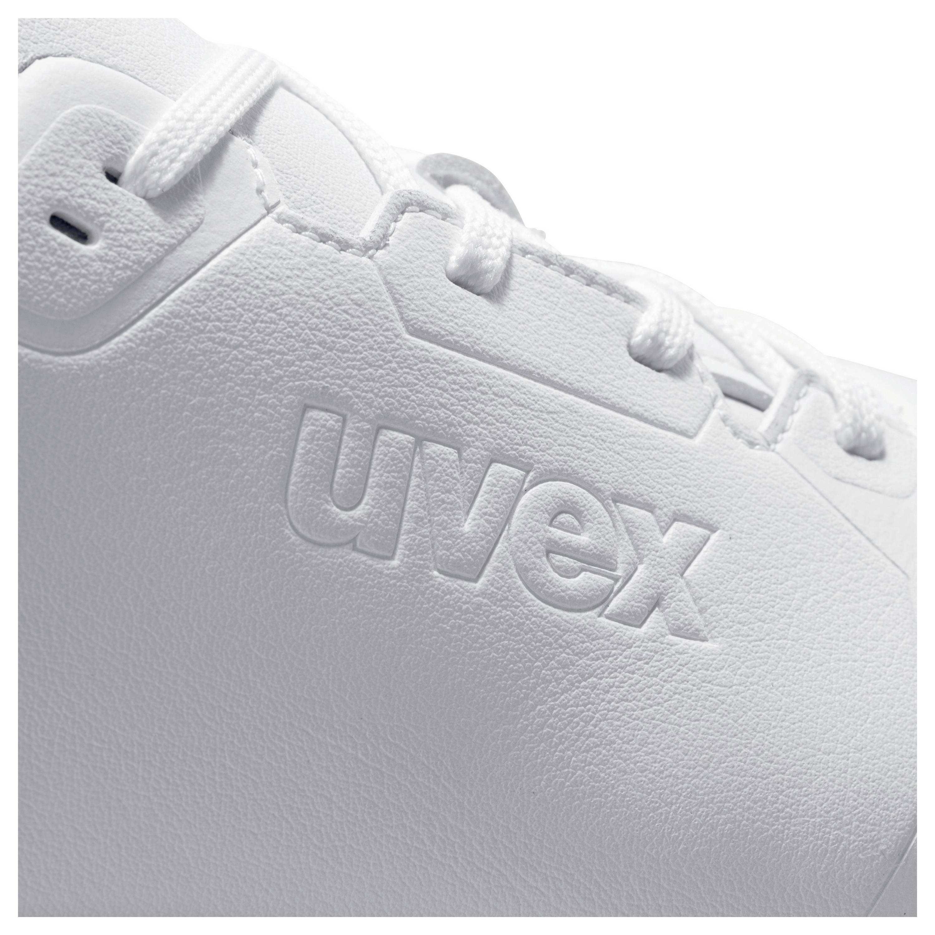 Närbild av en vit sneaker med det präglade logotypen "uvex" på sidan.