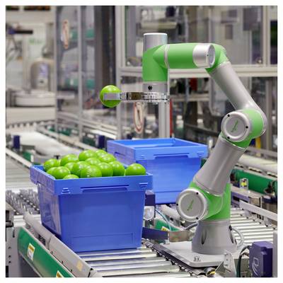 En robotisk arm på en löpande bandet lyfter ett grönt äpple från en blå låda med äpplen i en fabriksmiljö.
