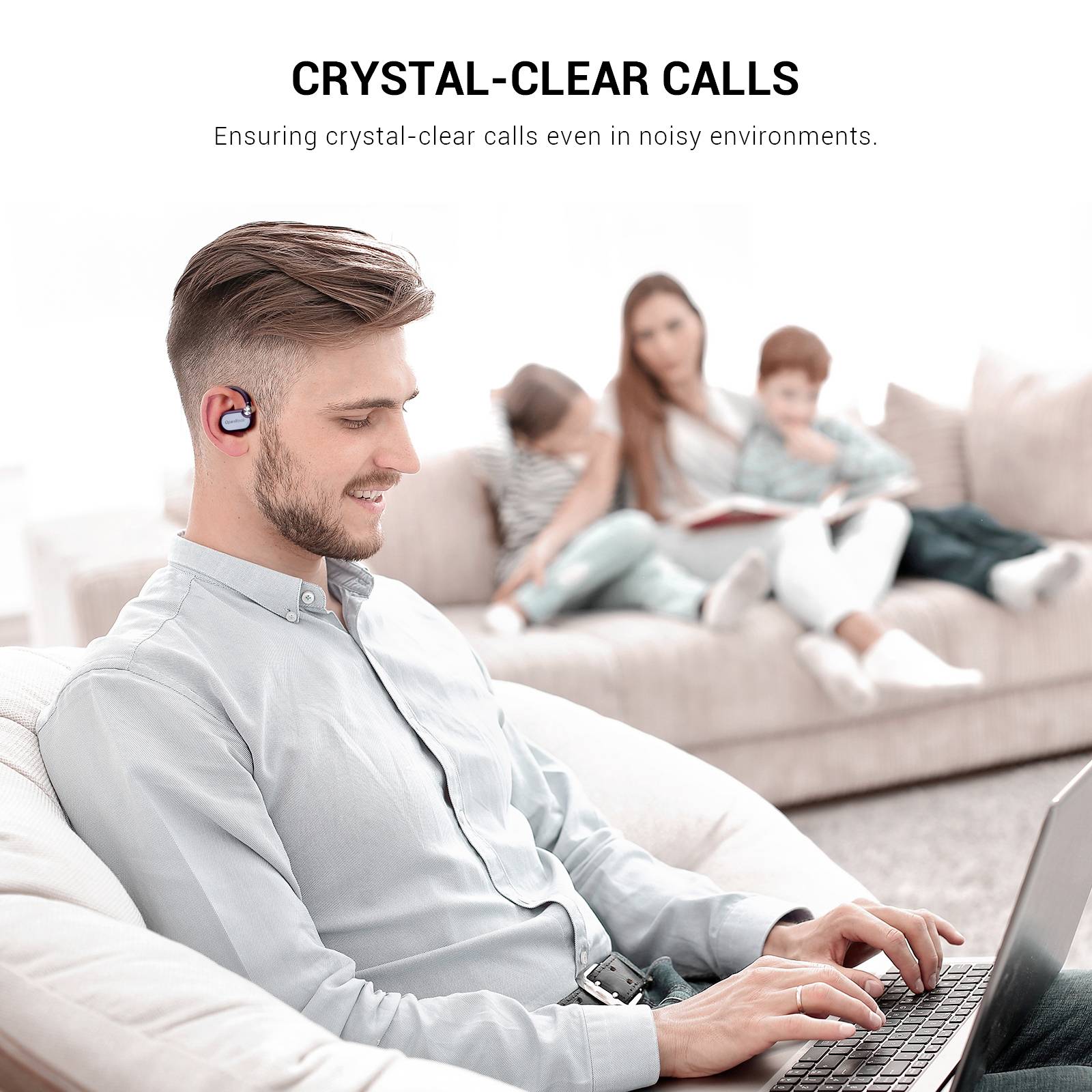 En man pratar i telefon med trådlösa hörlurar. I bakgrunden sitter oskärpa personer på en soffa. Text: 'Kristallklara samtal'.
