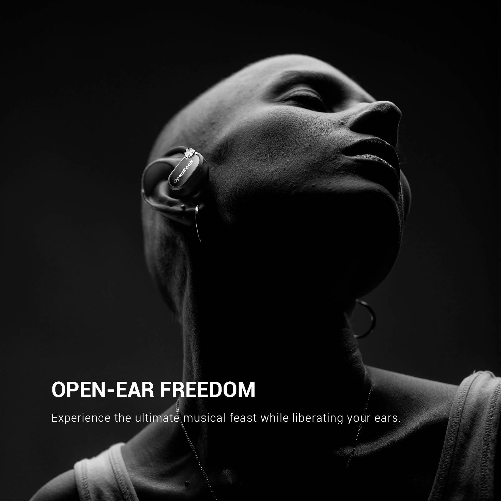 En person bär en öppen hörlur. Text: 'ÖRONHÖGTALARFRIHET', 'Upplev den ultimata musikupplevelsen medan du befriar dina öron.'