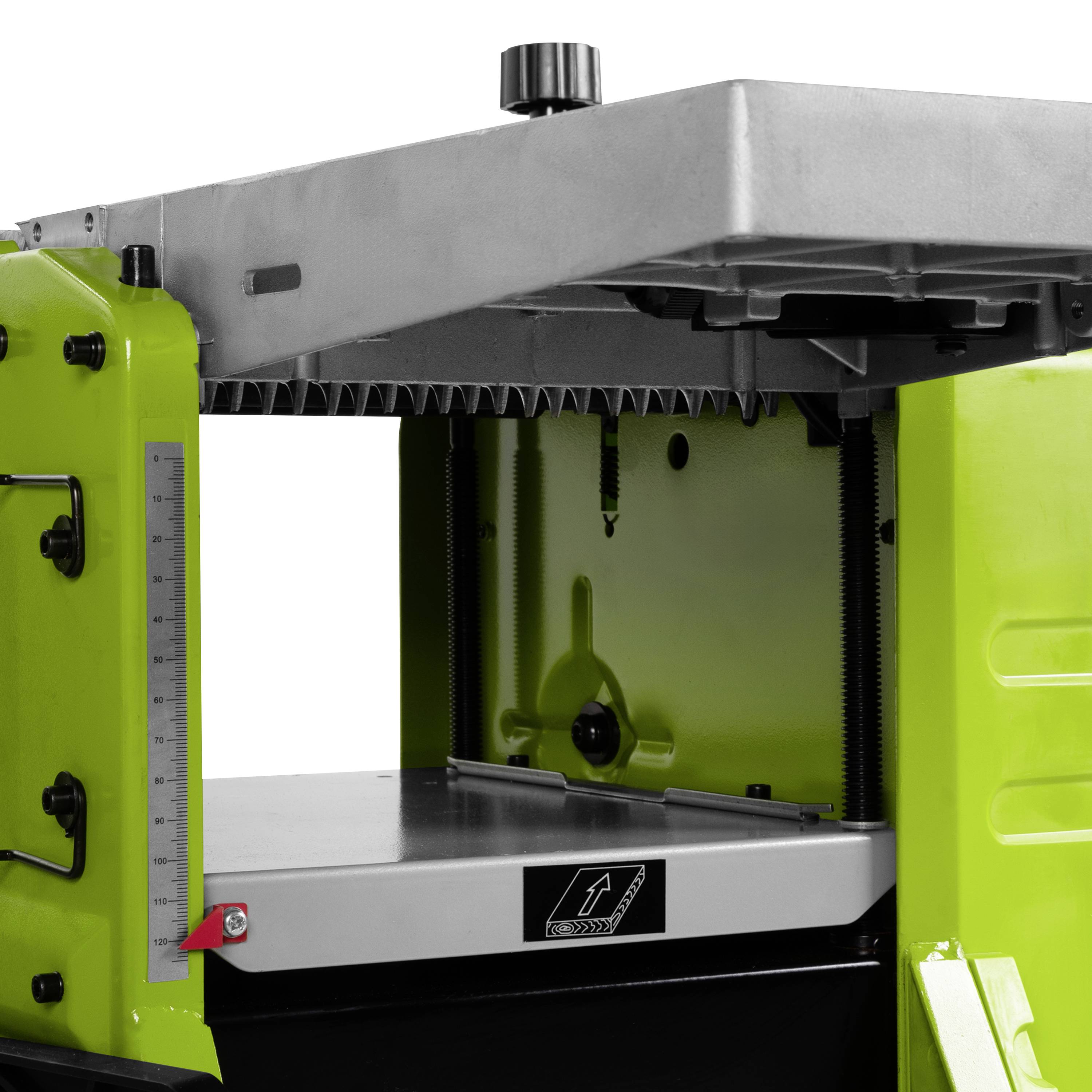 Industriell skärmaskin med grönt hölje och vass metallklinga, används för precisionsskärning av material inom produktionen.