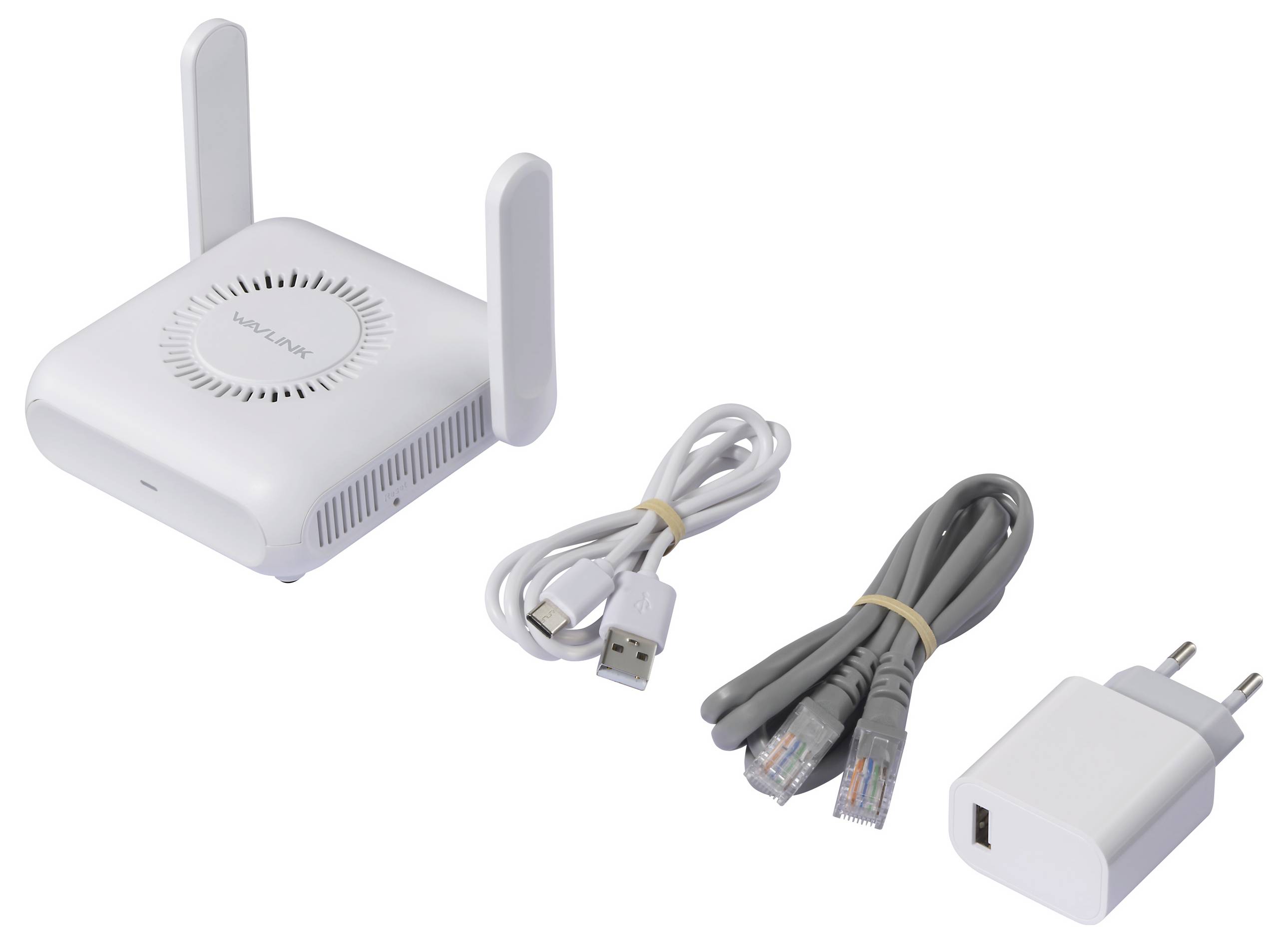 En WLAN-router med två antenner, USB-kabel, nätverkskabel och nätadapter på en vit bakgrund.