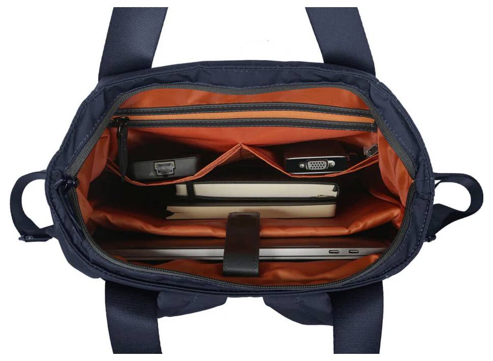 En öppen väska med orange innerfoder visar en bärbar dator, en bok och ett litet fack med kablar.