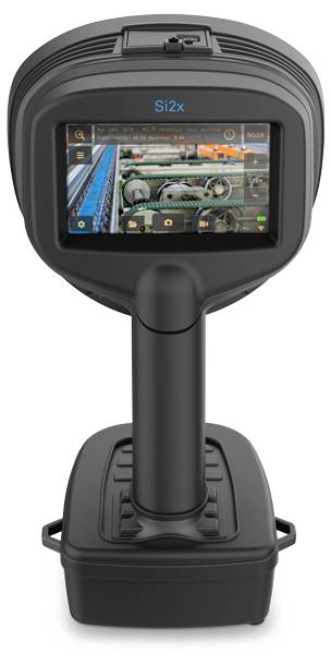 En bärbar industriell enhet med skärm som visar maskinövervakningsdata. Enhetsdesignen är robust och ergonomisk.
