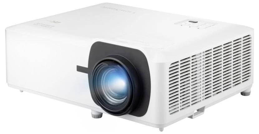 En vit projektor med ett stort objektiv och ventilationshål på sidan, påslagen och projicerar ett blått ljus.